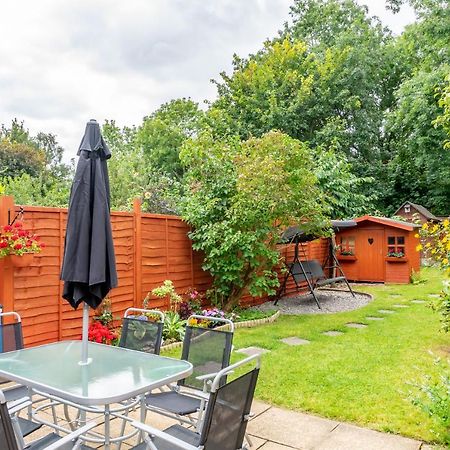 Red Cherry House Watford  Exterior photo